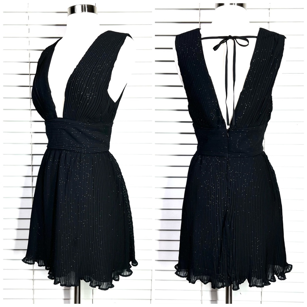 NWT🤩|•LA MAISON TALULAH•| Dbl V Pleated Chiffon Blk w/Gold Sparkle Dress